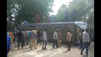 Driver dies, 30 injured as bus hits divider