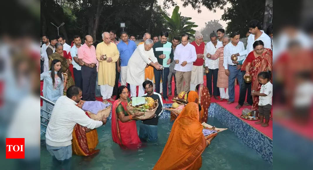 Nitish, others participate in festivities with families