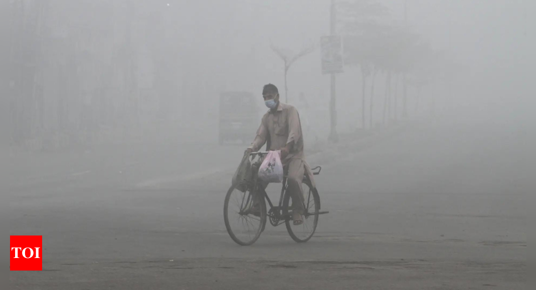 Air pollution soars in Pakistan as Lahore battles smog; Multan’s AQI remains over 1,900 – Times of India