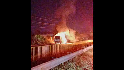 Moving SUV burst into flames on Avinashi Road