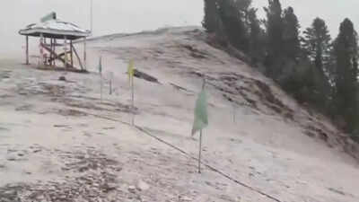 Kashmir receives season's first snowfall | Srinagar News - Times ...