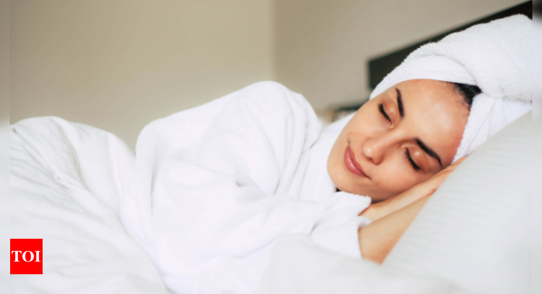 Here’s why you should avoid washing your hair at night – Times of India