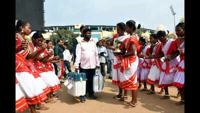 Tribal dance promotes voting awareness and welcomes poll personal in Ranchi