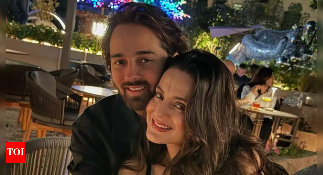 Ameesha sparks dating rumours with Nirvaan