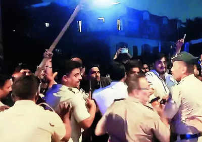 Stones & sticks fly as Sena factions clash in Mumbai