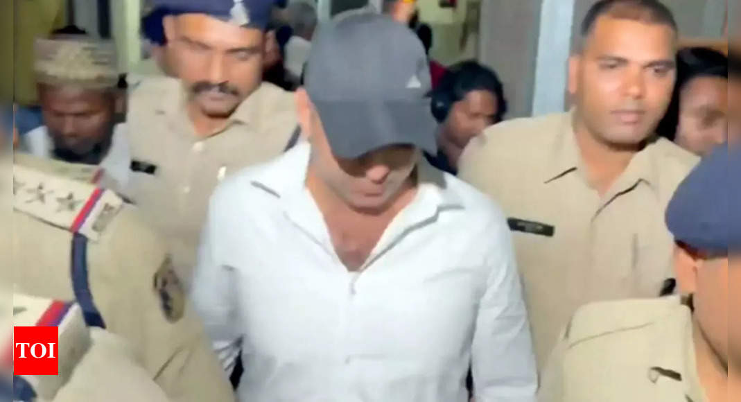 Death threat to Shah Rukh: Accused lawyer remanded in police custody till Nov 18