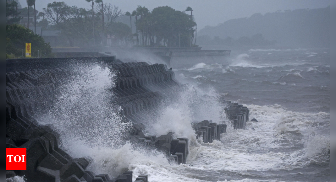 Typhoon Man-yi nears Philippines as nation struggles to recover from Usagi