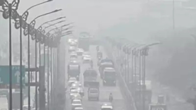 Mumbai foggy early morning, AQI reaches 179