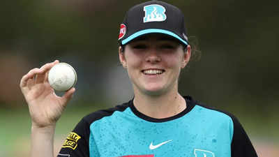 Lucy Hamilton becomes youngest bowler to take five-wicket haul in WBBL history