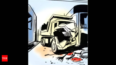 5 dead, 15 injured in truck-bus collision in Aligarh