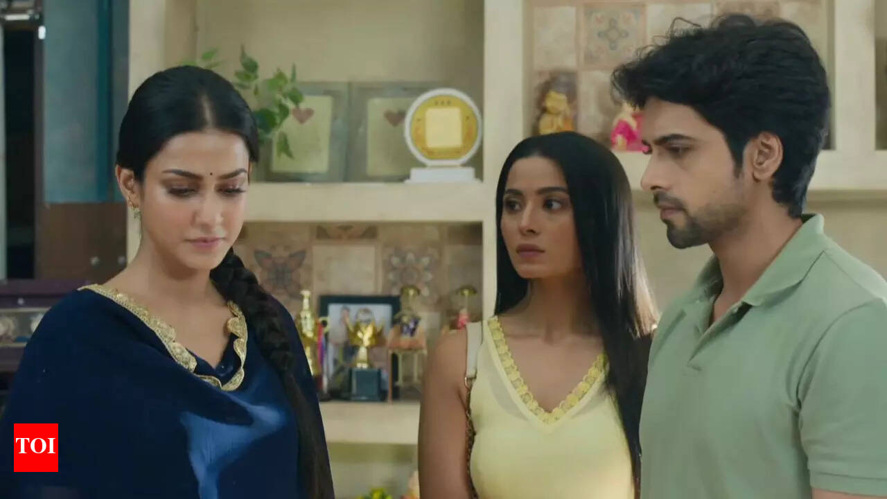 Badall Pe Paon Hai: Baani hands over divorce papers to Rajat - Times of  India