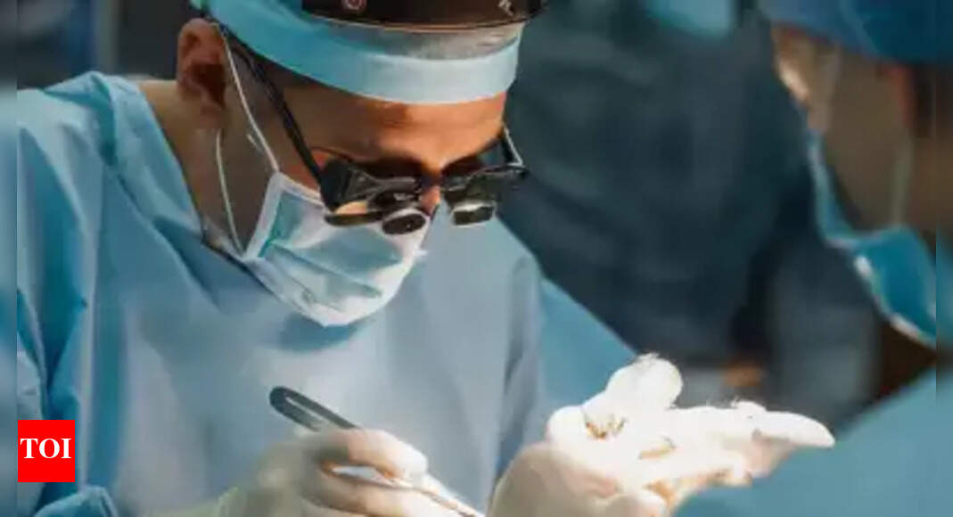 Haryana: Eye surgeon in Hisar performed 44 eye operations with ...