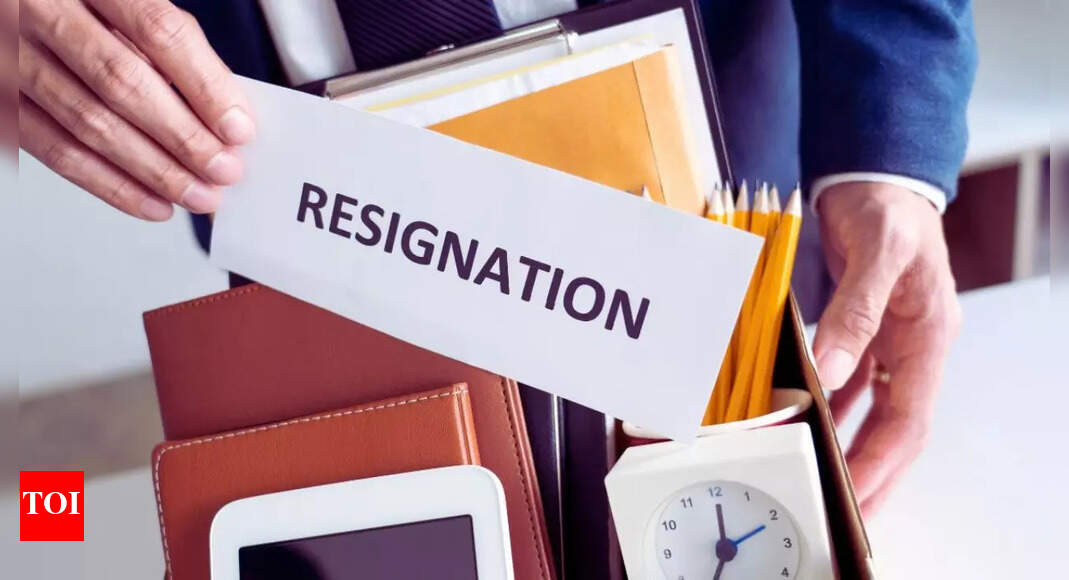 Heartwarming resignation story: Employee gets teary-eyed while leaving ...