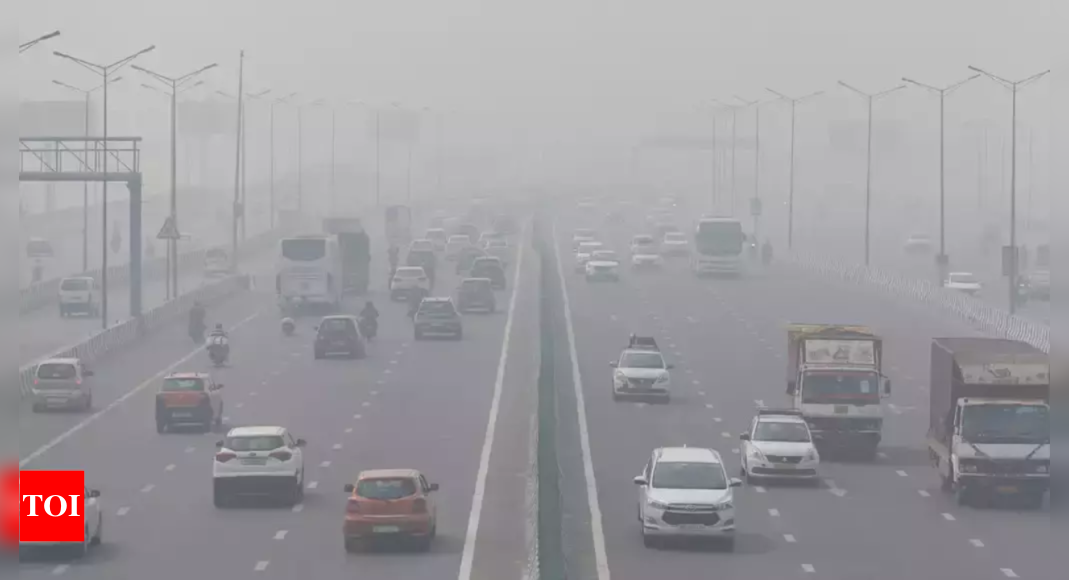 Delhi’s Air Quality Plummets to Severe Levels Amidst Low Winds and Fog