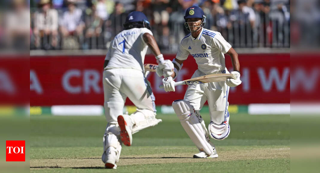 India vs Australia, Border Gavaskar Trophy Live Score: Aussie tail frustrates Indian bowlers - The Times of India