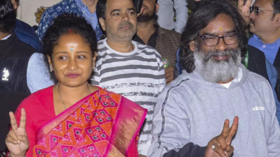'Mata-pita ka aashirwad sar pe rehna chahiye': Hemant Soren visits parents as JMM leads in Jharkhand polls