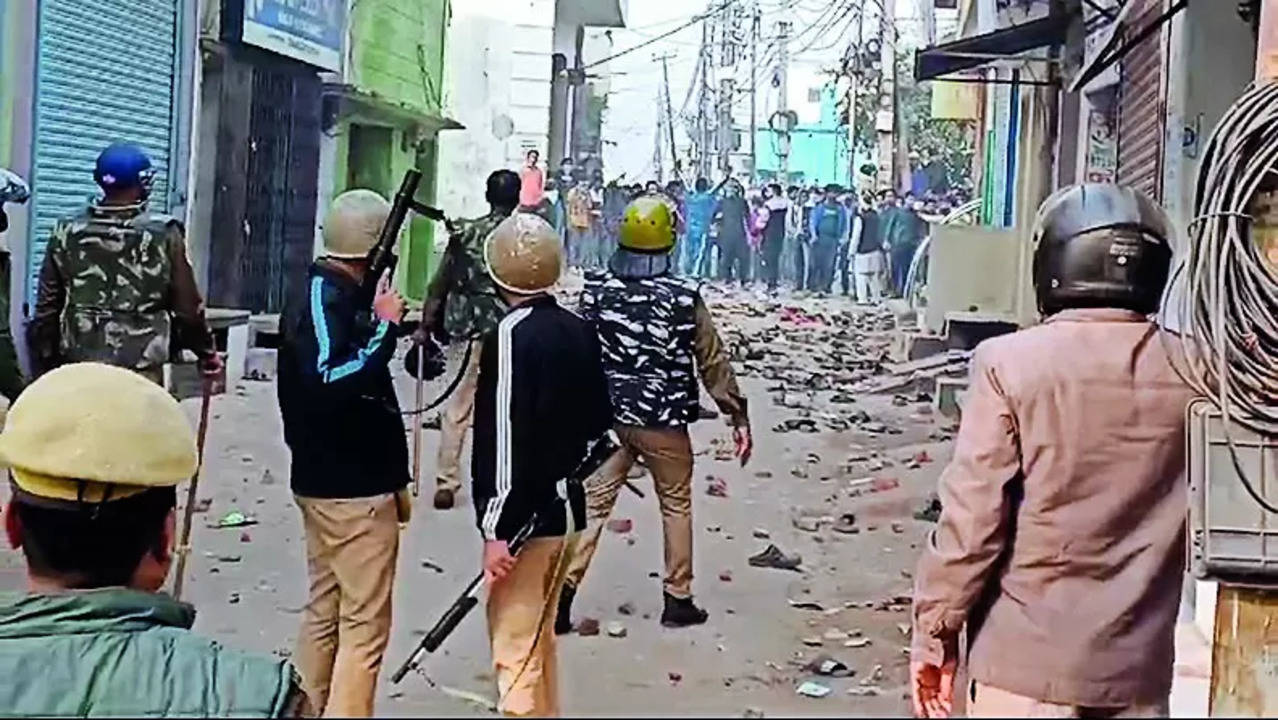 Crowd of 2,000–3,000 people began throwing stones': How Sambhal violence  unfolded | Bareilly News - The Times of India