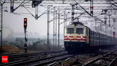 15-feet iron rod on railway track collides with train in Mumbai, 1 held