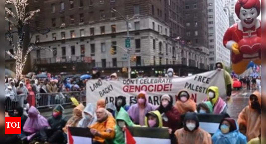 Macy's Thanksgiving parade: Mass arrests as anti-Israel protesters ...