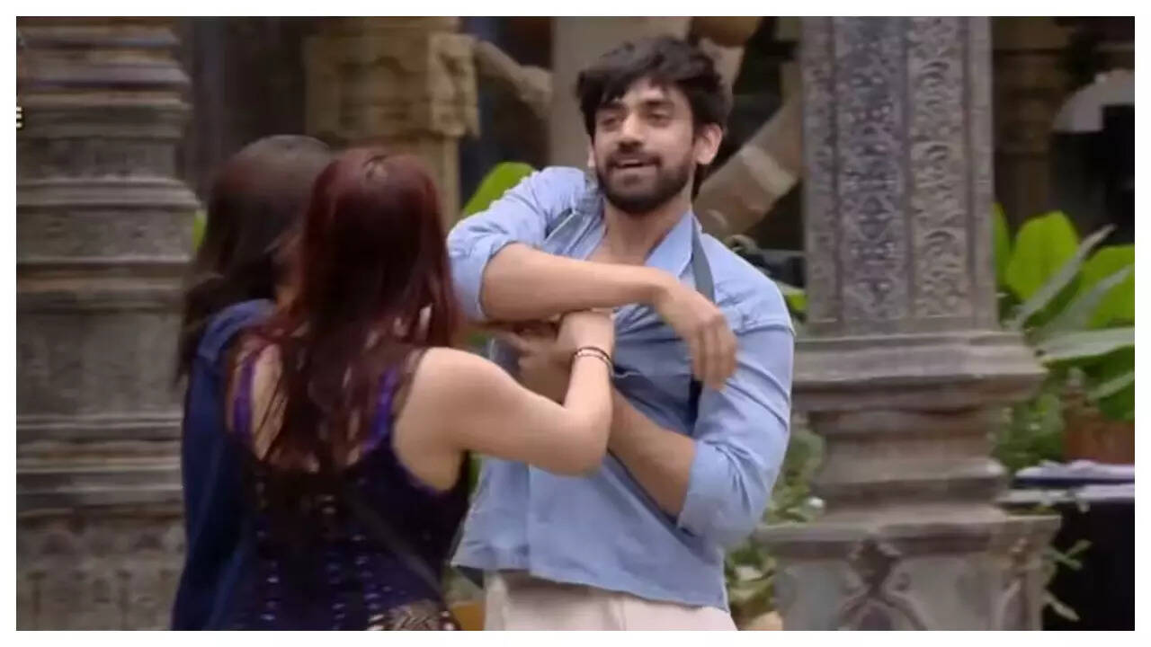 Bigg Boss 18: Aditi Mistry draws flak for tearing Avinash Mishras shirt  and forcing him into the pool | - Times of India