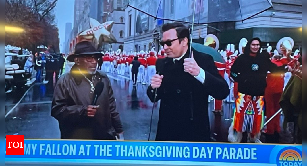 Jimmy Fallon slammed for bizarre fashion choice at Macy’s Thanksgiving parade: ‘Drinksgiving’ – Times of India