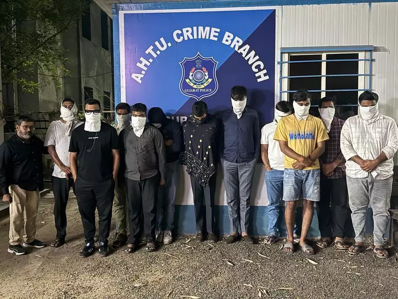 Qizlari bilan uch jinsiy aloqa