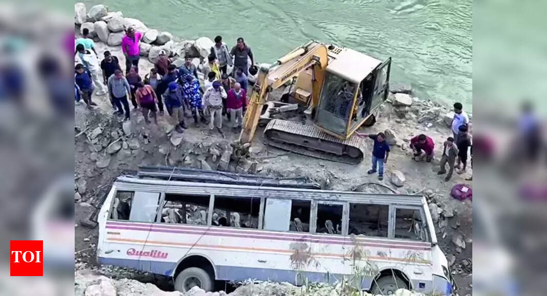 Six die as bus crash-lands on Teesta banks near Rangpo