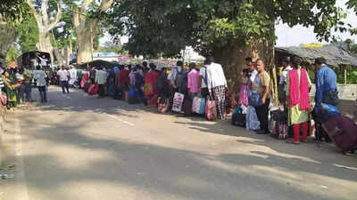 Long queue at Petrapole border checkpost as Bangladeshi nationals rush to go back home