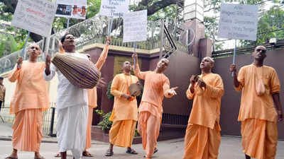 बांग्लादेश में इस्कॉन भिक्षु की गिरफ्तारी: 'वैध दस्तावेज वाले भिक्षुओं को अंतरराष्ट्रीय यात्रा से क्यों रोका गया?'