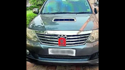 Man in SUV drags cop for a kilometre in Ahmedabad, wife eggs him on