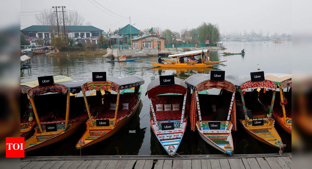 Uber ने काश्मीरच्या दल सरोवरावर शिकारा राइड्स लाँच केले, ही आशियातील पहिली जलवाहतूक सेवा आहे