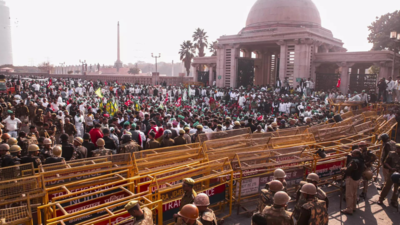 Farmers’ march: Protesters stop at Delhi-Noida border, give 7-day ultimatum to fulfill demands