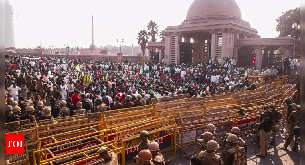 Farmers' march: Protesters stop at Delhi-Noida border, give 7-day ultimatum to fulfill demands