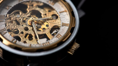 Best Golden Watches For Men Who Love Luxury