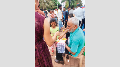 275kg of laddoos from Pune charity sweeten memory