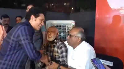 Vinod Kambli sings a song, Sachin Tendulkar claps - WATCH