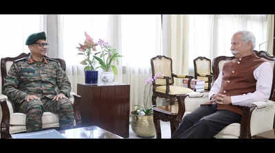 Guv pats 2 Mtn Div GOC for Walong Day success