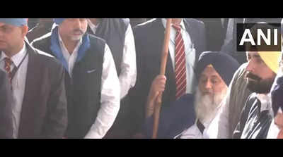 Watch: Day after assassination bid, Sukhbir Badal performs 'seva' at Anandpur Sahib gurdwara