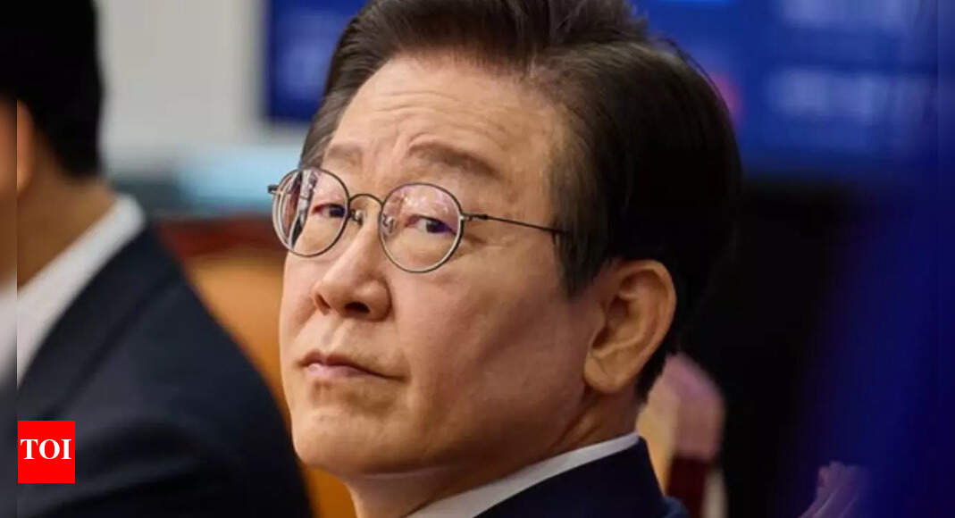Viral: South Korean opposition leader climbs fence to enter the ...