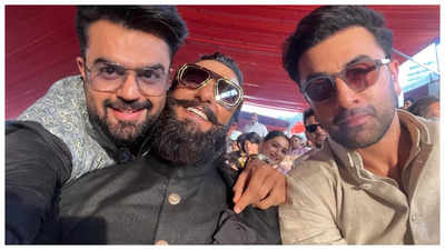 THIS photo of Madhuri Dixit photobombing Ranveer Singh and Ranbir Kapoor's selfie with Maniesh Paul is simple unmissable!