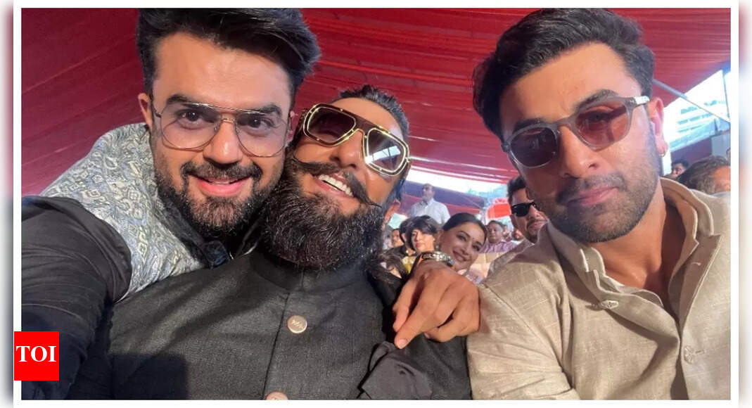 THIS photo of Madhuri Dixit photobombing Ranveer Singh and Ranbir Kapoor’s selfie with Maniesh Paul is simple unmissable! | – Times of India