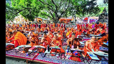 Over 8k Buddhists take part in ‘Tipitaka chanting’ in Bodh Gaya