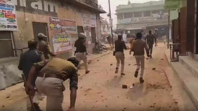 Stones and bricks flying as 'angry' mob clashes with police in Supaul, Bihar; 4 policemen injured