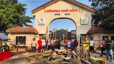 Kalyan residents protest by cleaning Kala Talao amid KDMC's negligence