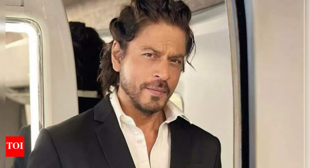 SRK becomes the 'love guru' at Delhi wedding
