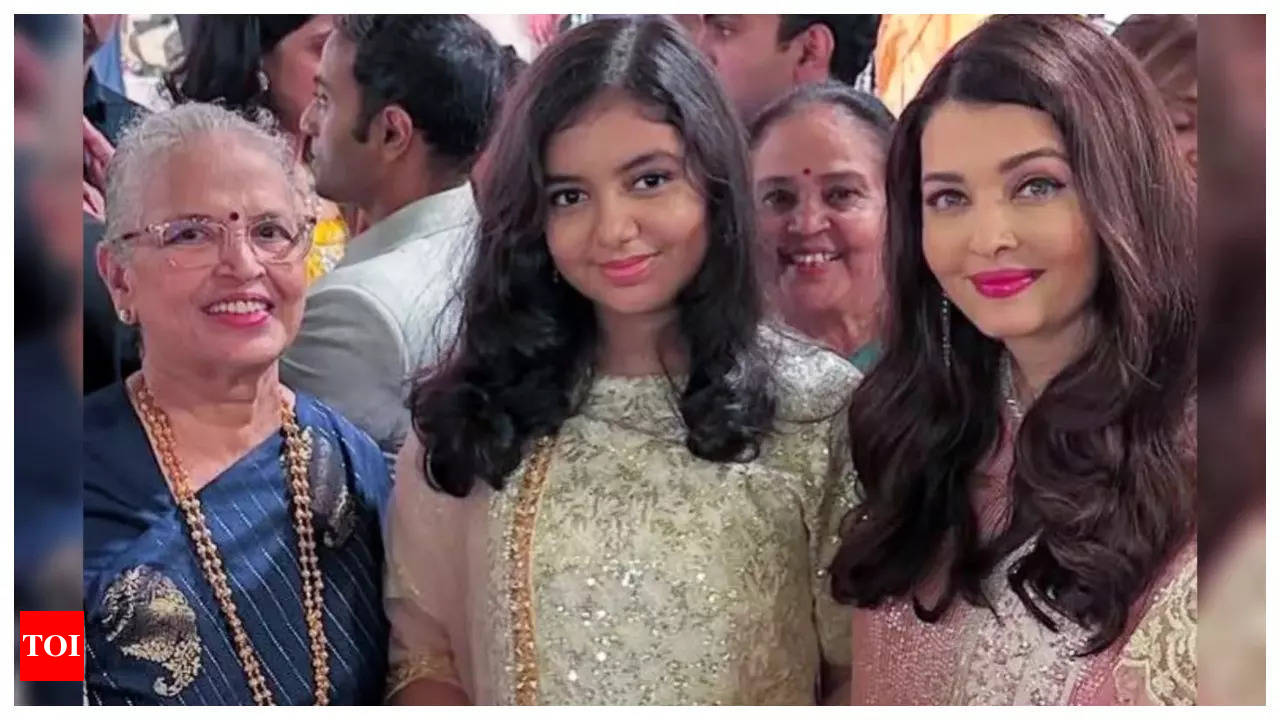 Aishwarya Rai shines in ethnic beauty with daughter Aaradhya Bachchan at a  wedding, fans notice the star kid has grown as tall as her mother | - Times  of India