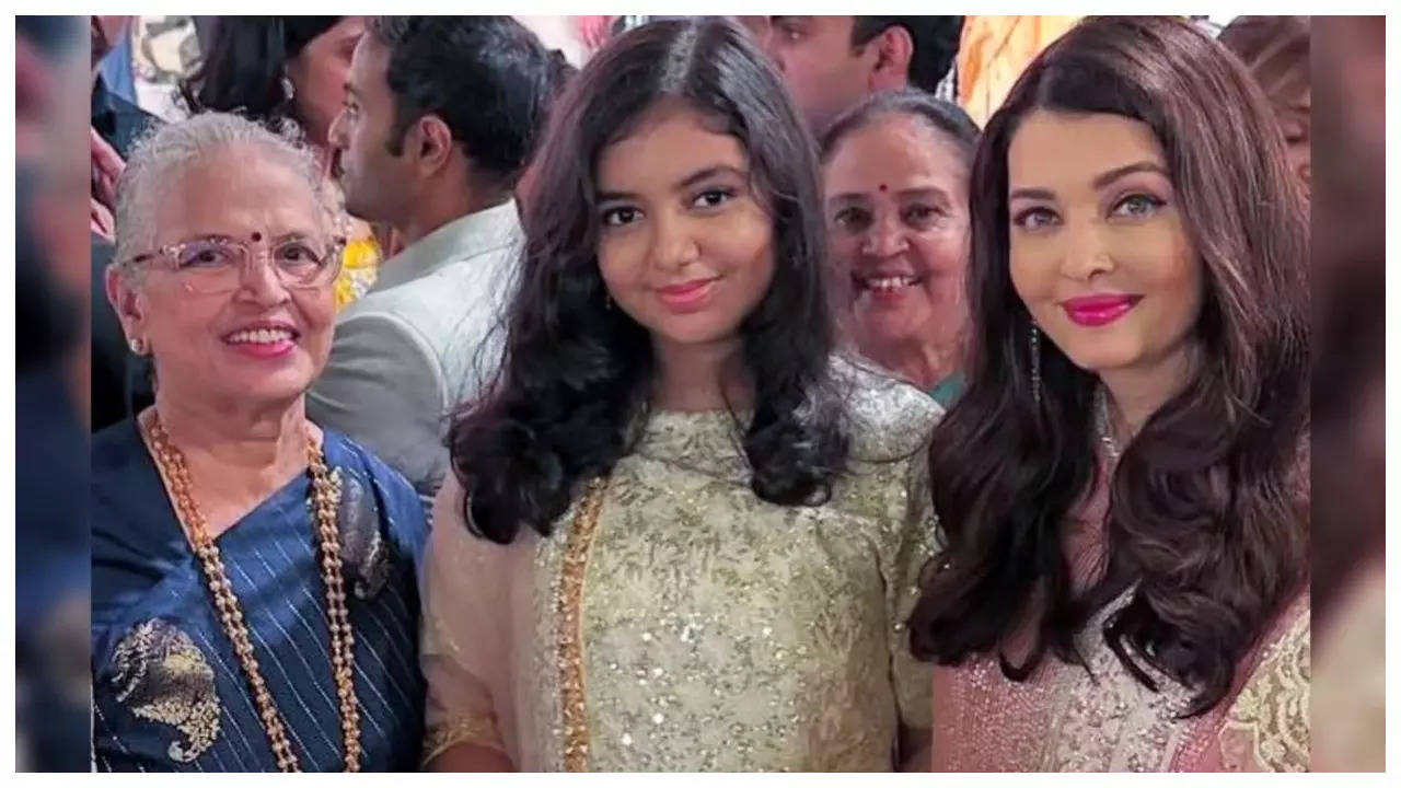 Aishwarya Rai shines in ethnic beauty with daughter Aaradhya Bachchan at a  wedding, fans notice the star kid has grown as tall as her mother | - Times  of India