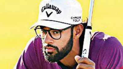 Akshay Bhatia sweeps himself into the mix | Golf News – Times of India