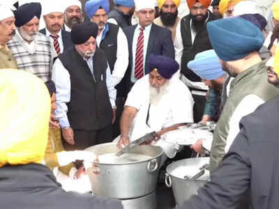 On sixth day of penance, Sukhbir Badal performs 'sewa' in Fatehgarh Sahib