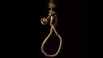 19-year-old hangs self in hostel room